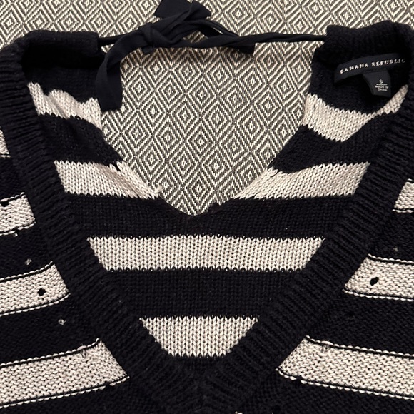 Banana Republic V Neck Sweater - Picture 4 of 4